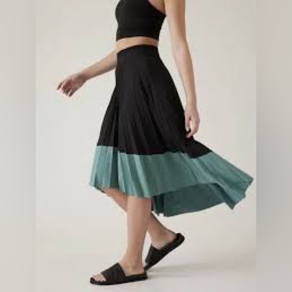 Athleta Swing Forward Pleated Skirt - Black / Teal small midi barely worn - Picture 1 of 7